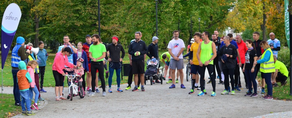 Biegacze na starcie 225. parkrun-u w Skierniewicach. fot. Anna Piotrkowiak