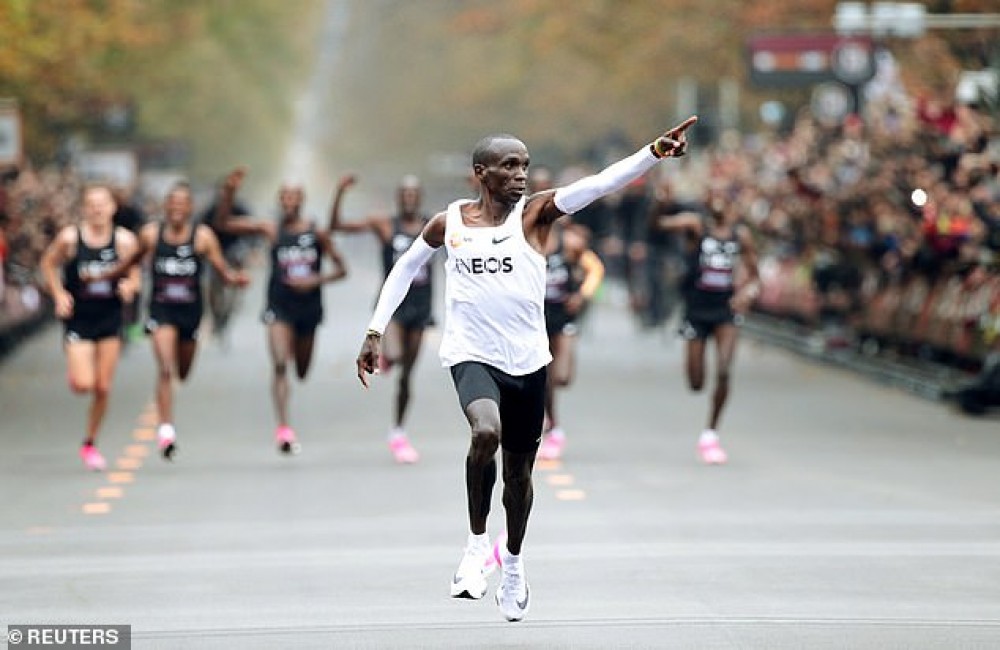 Eliud Kipchoge wbiega na metę maratonu w Wiedniu. Fot.: Reuters