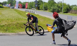 Dariusz Baranowski dopingowany przez Diabła z Tour De France w koszulce SkierVelo ;-)